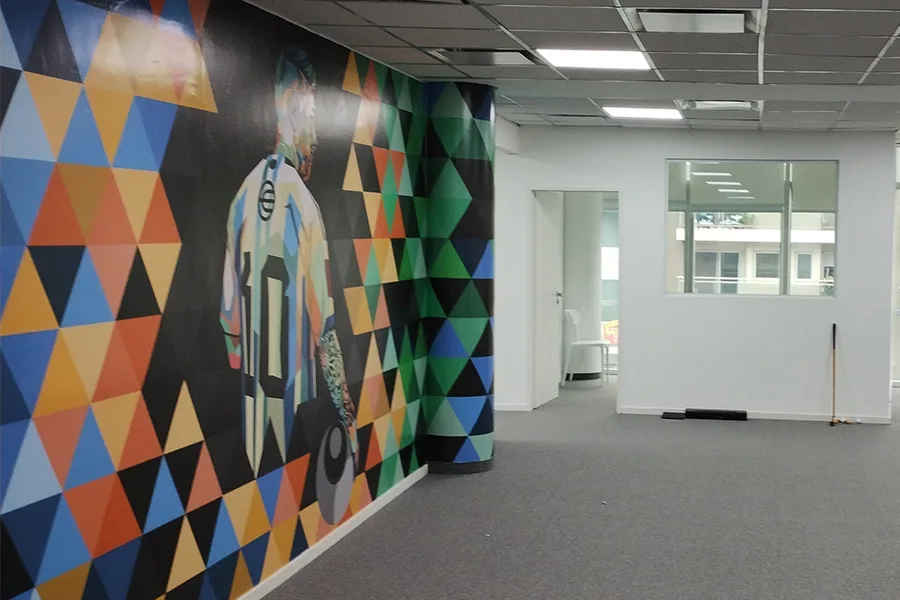 Branding aplicado en paredes de oficina