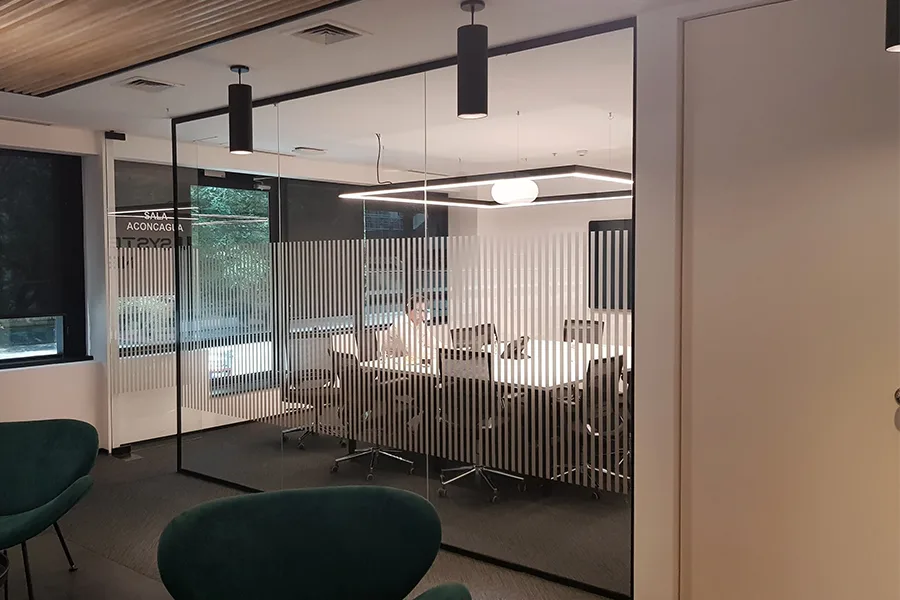 Ambientación de oficina con vinilos institucionales